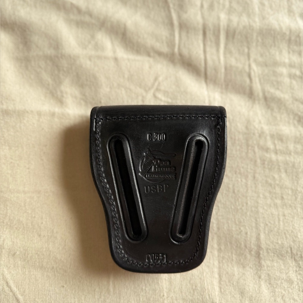 Don Hume Leathergoods Model C300 Handcuff Case